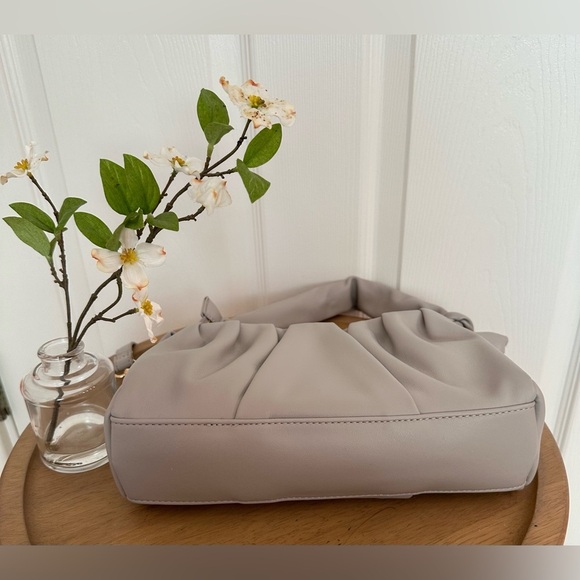 PUFFER PURSE ~ Women’s light gray crossbody w/removable straps for handbag - Picture 7 of 9